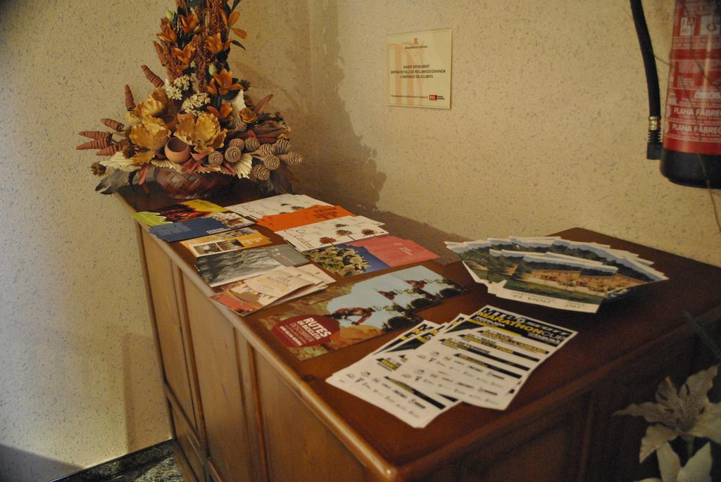 Hostal El Violí Cardona Exterior foto